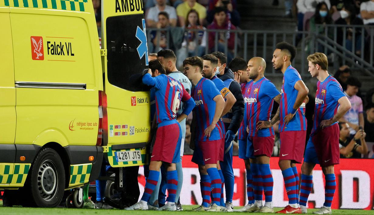 <p>Kemenangan 3-1 yang diraih Barcelona atas Celta Vigo pada pekan ke-36 Liga Spanyol harus dibayar mahal dengan insiden cedera serius yang dialami bek Barca, Ronald Araujo. (AFP/Lluis Gene)</p>