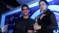 Pasangan duet Afgan dan Raisa meraih penghargaan sebagai Kolaborasi Paling Ngetop di ajang SCTV Awards 2016.  [Foto: Herman Zakharia/Liputan6.com]