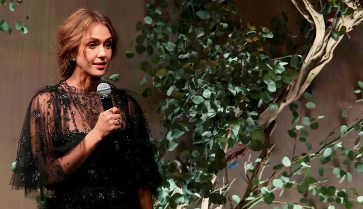 Kecantikan seorang wanita akan semakin terpancar jika ia tengah menjadi seorang ibu hamil. Hal ini terbukti pada Jessica Alba yang saat ini tengah mengandung anak nya yang ke-3. (AFP/Tommaso Boddi)