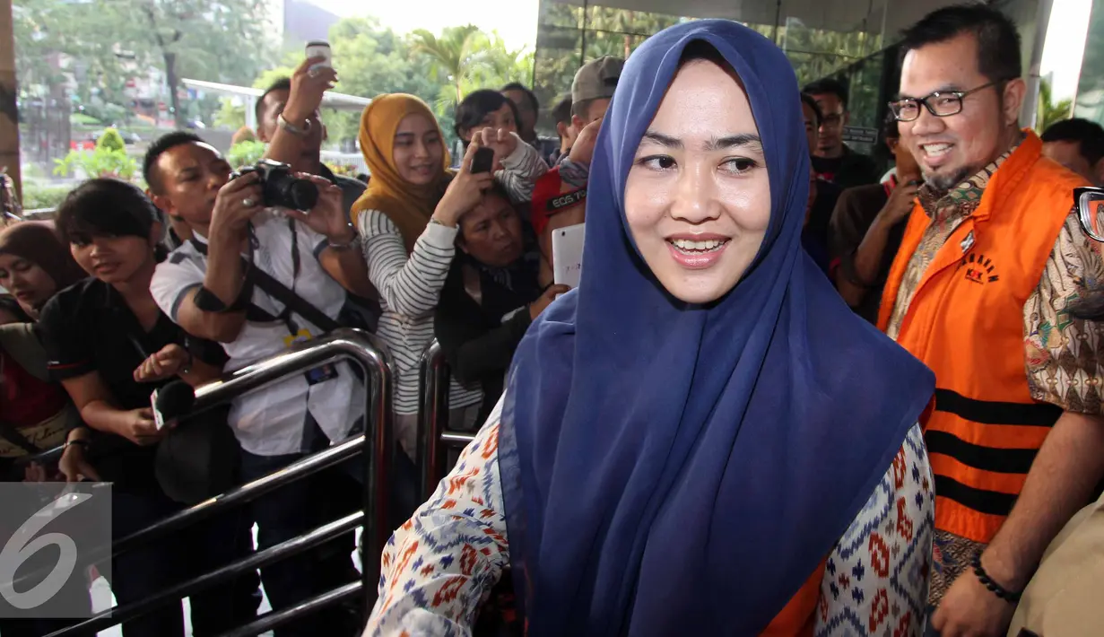 Pasangan suami-istri tersangka suap di Mahkamah Konstitusi Budi Antoni Aljufri (kanan) dan Suzanna keluar dari gedung KPK usai menjalani pemeriksaan, Jakarta, Rabu (22/7/2015). (Liputan6.com/Helmi Afandi)
