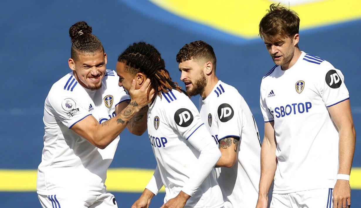 Para pemain Leeds United merayakan gol yang dicetak oleh Helder Costa ke gawang Fulham pada laga Premier League di Stadion Elland Road, Sabtu (19/9/2020). Leeds United menang dengan skor 4-3. (Carl Recine/Pool via AP)