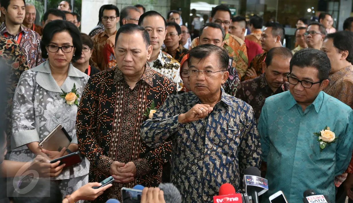Wapres Jusuf Kalla memberi keterangan ke awak media usai membuka perdagangan saham 2017, Jakarta, Selasa (3/1). Peresmian dihadiri oleh Gubernur BI, Agus Martowardojo, Ketua BKPM, Thomas Lembang, Dirut PT BEI, Tito Sulistio. (Liputan6.com/Angga Yuniar)