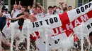 Sejumlah suporter Inggris masuk ke kolam air mancur yang berada di tengah Kota Lille, Prancis (16/6). Aksi ini mereka lakukan setelah mengatahui Timnas Inggris berhasil mengalahkan Wales dalam pertandingan piala Eropa 2016. (REUTERS / Wolfgang Rattay)