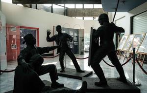 Sebuah diorama yang menggambarkan penembakan terhadap empat mahasiswa oleh pasukan keamanan terlihat di Museum Tragedi 12 Mei di kampus Universitas Trisakti, Jakarta pada 22 April 2026. (Yasuyoshi Chiba/AFP)