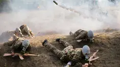 Para siswa merayap melewati rintangan di kamp paramiliter di Kiev, Ukraina, (8/7). Konflik yang terjadi di bagian timur Ukraina membuat beberapa orang tua sangat ingin memastikan anak-anak mereka siap jika perang. (AP Photo/Efrem Lukatsky)