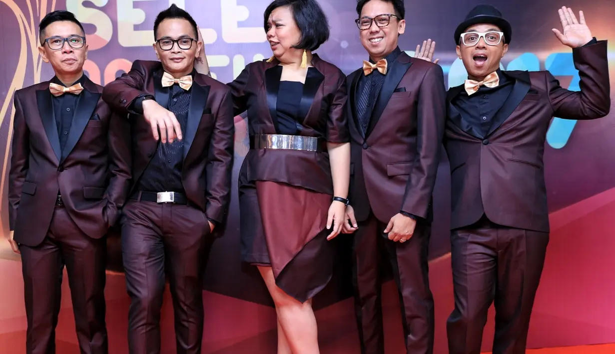 Melepas kepergian orang yang dicinta memang tidak mudah, namun menurut Udjo mereka harus membiasakan diri bernyanyi berlima tanpa Oon. Selama 20 tahun nyanyi bersama, Oon pun selalu bernyanyi di samping Udjo saat di  panggung. (Adrian Putra/Bintang.com)