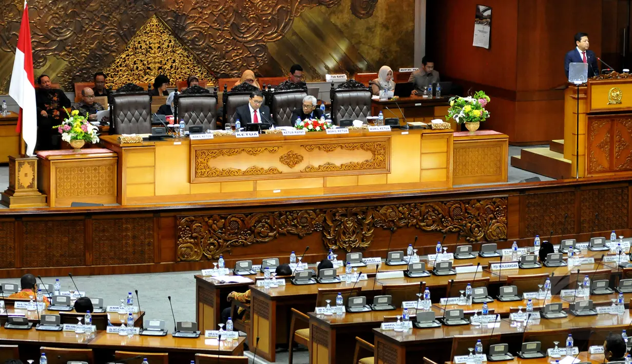 Ketua DPR RI Setya Novanto (kanan) menyampaikan pidato saat sidang paripurna di Komplek Parlemen, Jakarta. Jumat (24/04/2015). Sidang Paripurna yang beragendakan Laporan Komisi III DPR RI terhadap Hasil Pembahasan atas RUU. (Liputan6.com/Andrian M Tunay)