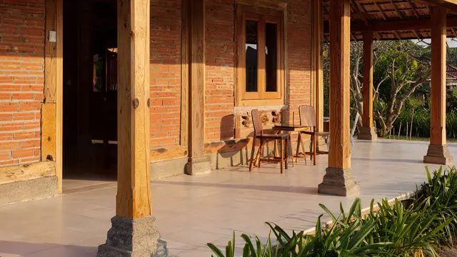 Desain Rumah Kampung dengan Dinding Bata Ekspos dan Kayu Jati (AI)