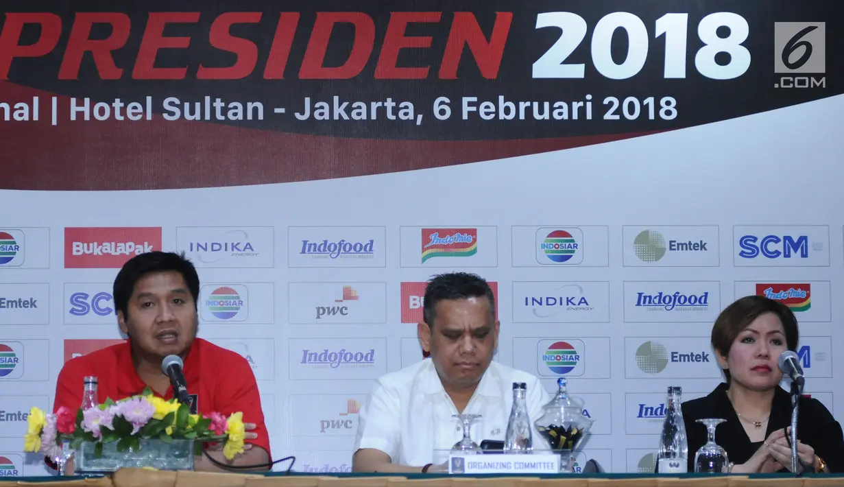 Ketua SC turnamen Piala Presiden 2018, Maruarar Sirait (kanan) memberi keterangan penetapan pelaksanaan semifinal Piala Presiden 2018 di Jakarta, Selasa (6/2). Semifinal Piala Presiden menggunakan sistem kandang-tandang. (Liputan6.com/Helmi Fithriansyah)