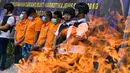 Narkoba yang dimusnahkan terdiri dari sabu seberat 108 kilogram, 640 kilogram ganja, dan 25 kilogram kokain yang berasal dari empat tersangka. (CHAIDEER MAHYUDDIN/AFP)