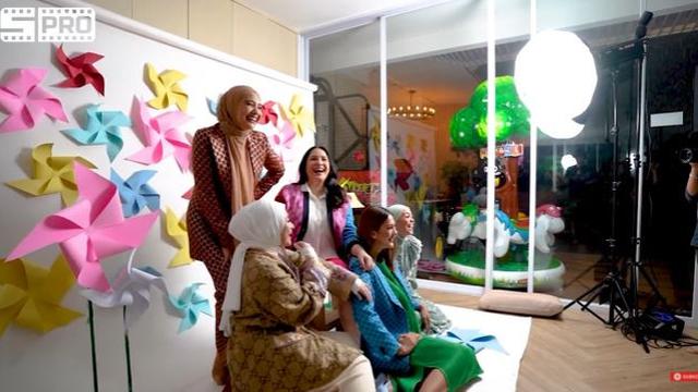 6 Gaya Pemotretan Nagita Slavina Bareng 'Geng Sultan', Kompak Ajak Buah Hati