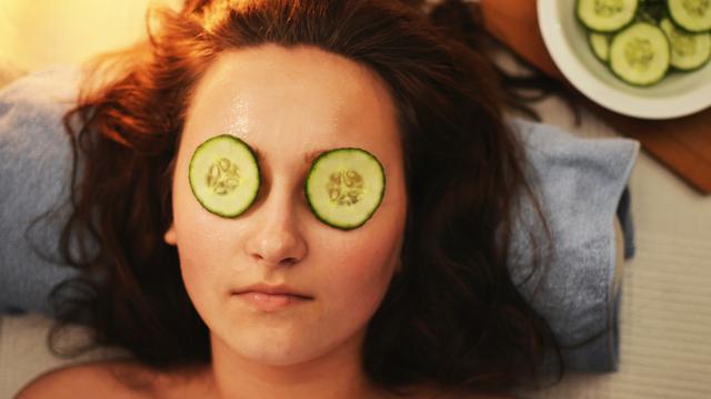 Ilustrasi mengompres mata dengan timun