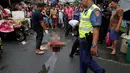 Sejumlah warga melihat jenazah Seorang wanita berusia 47 tahun yang tewas usai ditembak orang tak dikenal di Manila, Filipina, Kamis (8/12). (REUTERS/Erik De Castro)