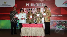 Menko Pembangunan Manusia dan Kebudayaan, Puan Maharani (tengah) bersama empat menteri terkait berfoto usai peluncuran Gerakan Desa di Jakarta, Selasa (7/4/2015). Para menteri tersebut melakukan sinkronisasi pembangunan desa. (Liputan6.com/Helmi Afandi)