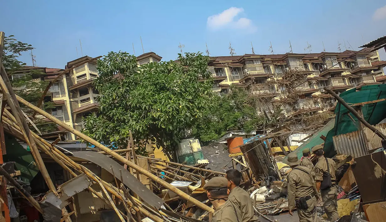 Sebanyak 350 personel gabungan dikerahkan dalam pembongkaran ratusan bangunan semi permanen tersebut, Jakarta, (22/10/14). (Liputan6.com/Faizal Fanani) 
