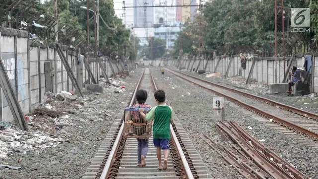 Tidak Ada Lahan Terbuka, Anak-anak Ini Bermain di Rel Kereta Api