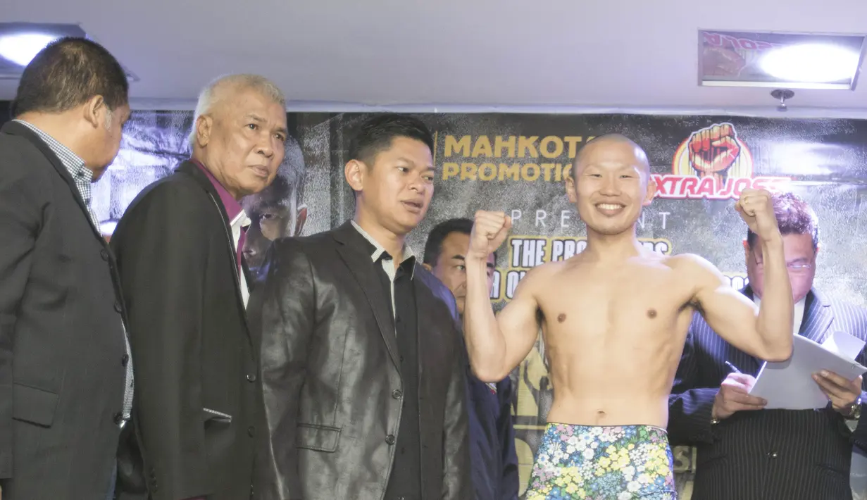 Petinju Jepang, Yoshitaka Kato, memiliki berat badan 61,1 kilogram. (Bola.com/Vitalis Yogi Trisna)