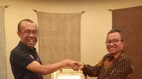 Sesmenpora, Gatot S. Dewa Broto, menyerahkan penghargaan Media Peduli Olahraga kepada Bola.com pada perayaan Haornas ke-34 di Magelang, Sabtu (9/9/2017).