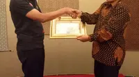 Sesmenpora, Gatot S. Dewa Broto, menyerahkan penghargaan Media Peduli Olahraga kepada Bola.com pada perayaan Haornas ke-34 di Magelang, Sabtu (9/9/2017).