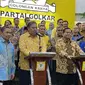 Ketum Partai Golkar Airlangga Hartarto menyatakan bahwa Ridwan Kamil disiapkan kembali maju sebagai Calon Gubernur Jawa Barat (Cagub Jabar). Ini sekaligus membantah isu yang menyebut Ridwan Kamil bakal menjadi Cawapres Ganjar Pranowo. (Liputan6.com/Ady Anugrahadi)