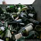 Lebih dari 500 botol anggur palsu dihancurkan di fasilitas daur ulang dan kompos Texas Disposal Systems di Austin, Texas pada 10 Desember 2015. (Foto: AP/ Rodolfo Gonzalez)