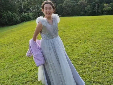 Nafa Urbach baru saja membagikan foto Mikha, putrinya yang hadir ke pesta pernikahan sang aunty alias adik ayahnya, Zack Lee. (FOTO: instagram.com/@nafaurbach)