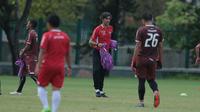 Pelatih Persija Jakarta, Stefano Teco saat memimpin sesi latihan bersama tim di Lapangan ABC Senayan, Jakarta (27/2 /2018). Persija Jakarta akan melawan Tampines Rovers 28 February 2018 (Bola.com /Nick Hanoatubun)