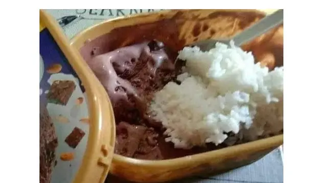 6 Potret Makan Es Krim Ini Kelewat Nyeleneh, Orang Indonesia Banget