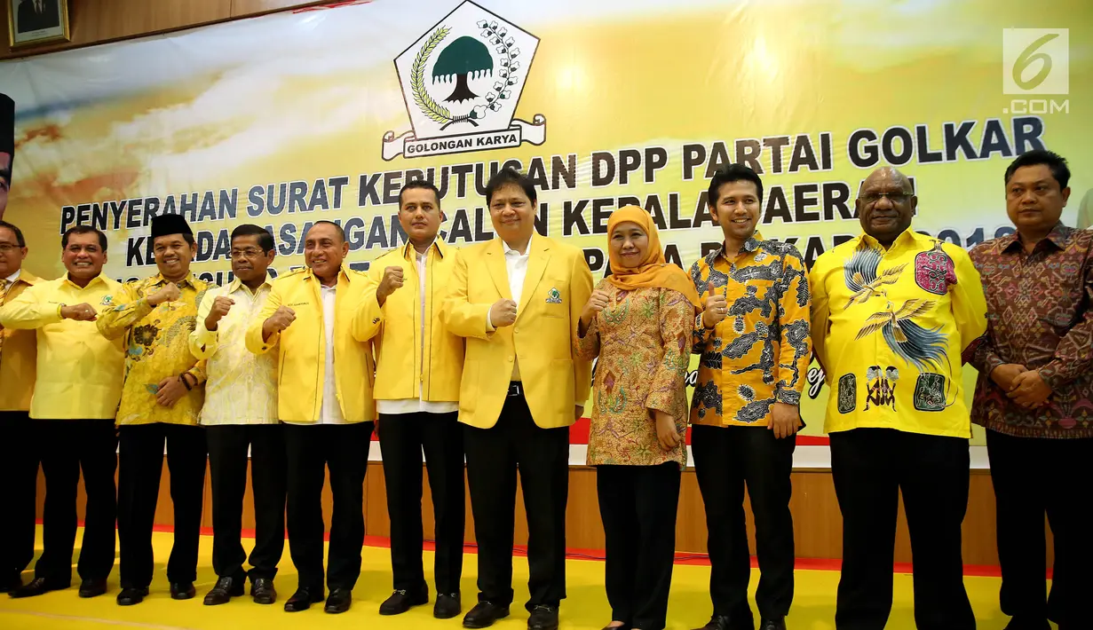 Ketua Umum DPP Partai Golkar Airlangga Hartarto (tengah) berfoto bersama dengan calon Kepala Daerah usai memberi surat rekomendasi di Kantor DPP Partai Golkar, Jakarta, Jumat (5/1). (Liputan6.com/JohanTallo)
