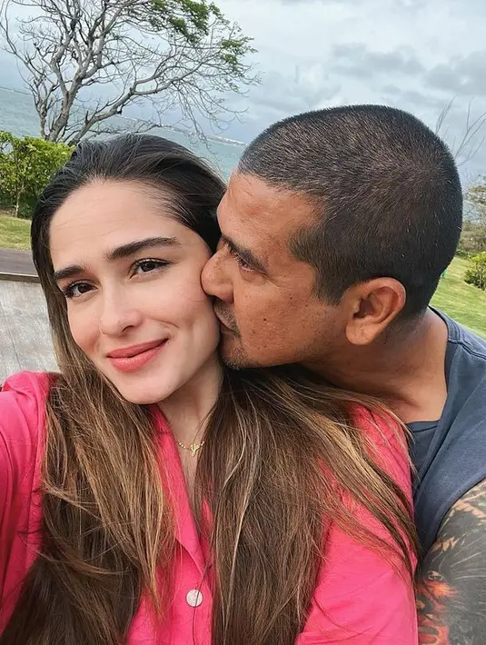 <p>Artis berdarah Batak dan Skotlandia itu fokus menjadi istri dan mengurus ketiga anaknya. Pada 11 Maret lalu, perempuan kelahiran London itu genap berusia 30 tahun. Berikut beberapa potret perempuan yang merintis karier sejak tahun 2003 itu bersama keluarganya. [Instagram/yaswildblood]</p>