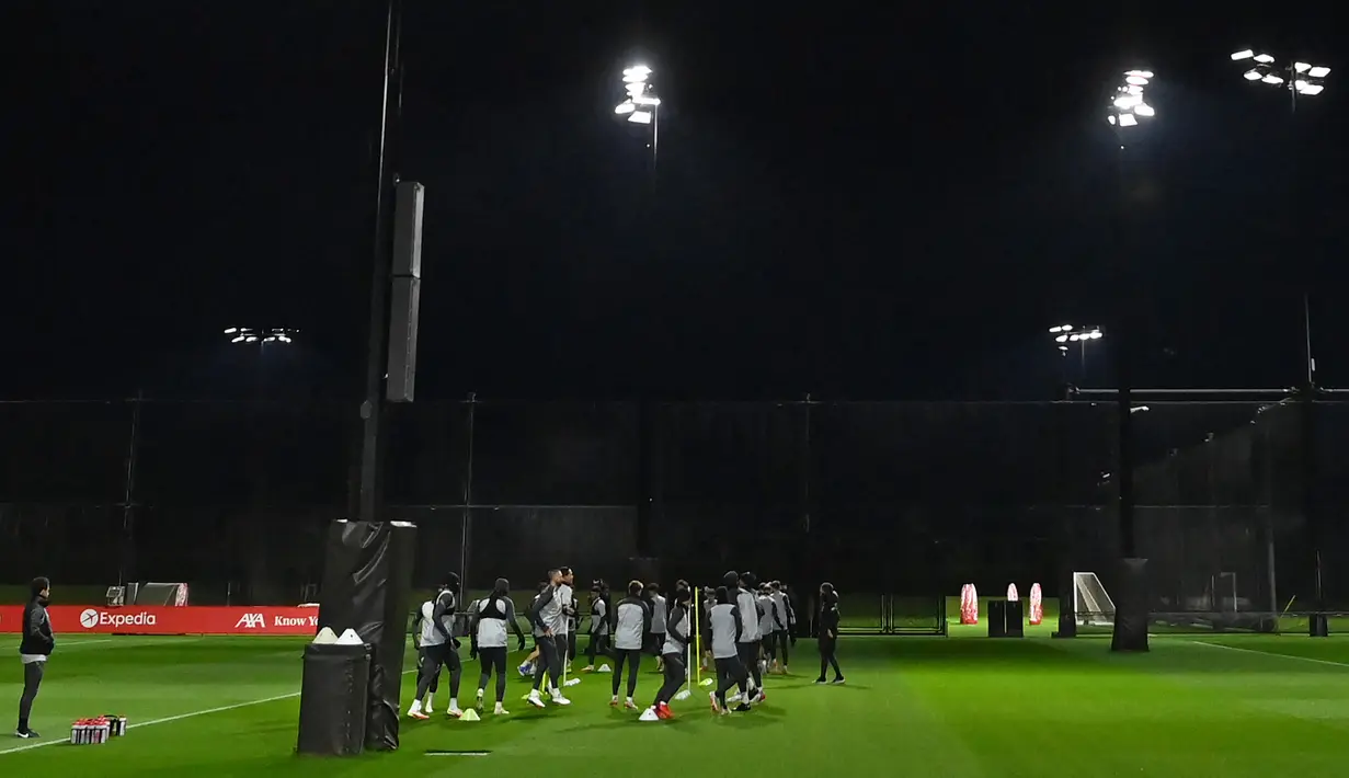 Para pemain Liverpool mengambil bagian dalam sesi latihan di pusat pelatihan Axa, Kirkby, Inggris, 23 November 2021. Liverpool akan menghadapi Porto pada pertandingan sepak bola Grup B Liga Champions. (Paul ELLIS/AFP)