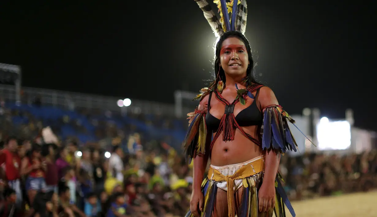 Seorang wanita berpose selama parade Adat Kecantikan Internasional dalam Olimpiade bagi masyarakat adat dunia di,Palmas, Brasil, Sabtu (24/10/2015).  Ini merupakan acara adat pertama yang diselenggarakan secara Internasional. (REUTERS/Ueslei Marcelino)