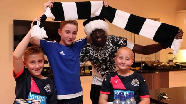 Papiss Cisse Jadi Santa Claus (Daily Mail)