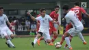 Pemain Timnas Jepang U-19, Saito Mitsuki (tengah) berebut bola dengan pemain Persika saat uji tanding di Lapangan B Kompleks GBK, Jakarta, Selasa (27/3). Persika kalah 2-3 dari Jepang U-19. (Liputan6.com/Helmi Fithriansyah)