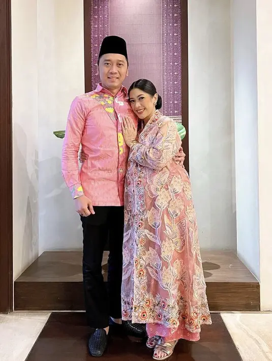 <p>Di momen lebaran, Aliyah rampil dengan pakaian serba pink yang nampak mewah dengan bordiran bunganya. Dipadukan sandal silvernya. @ruby_26</p>