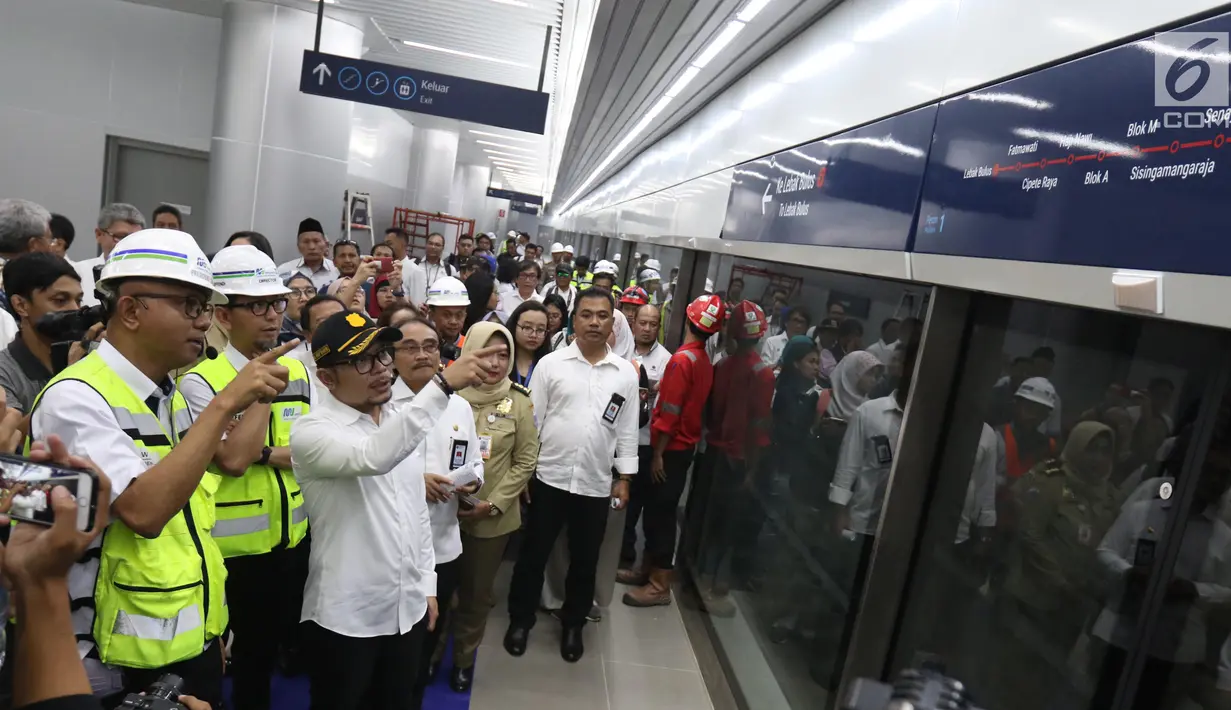 Menteri Ketenagakerjaan (Menaker ) Hanif Dhakiri didampingi Direktur Utama PT MRT William Sabandar meninjau pengoperasian MRT (Mass Rapid Transit) dari Stasiun Bundaran HI, Jakarta, Senin (25/2). (Liputan6.com/Angga Yuniar)