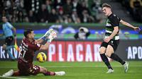 Pemain Sporting CP, Viktor Gyokeres (kanan) berusaha mencetak gol ke gawang Estoril Praia ditepis oleh kiper Joel Robles dalam laga lanjutan Liga Portugal 2024/2025 di Stadion Jose Alvalade, Lisbon, Portugal, Senin (03/03/2025) waktu setempat. (AFP/Patricia De Melo Moreira)
