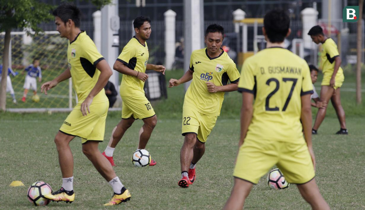 Para pemain Mitra Kukar melakukan latihan jelang laga Liga 1 di Lapangan ABC, Senayan, Jakarta, Sabtu (08/12). Mitra Kukar akan berhadapan dengan Persija Jakarta. (Bola.com/M Iqbal Ichsan)