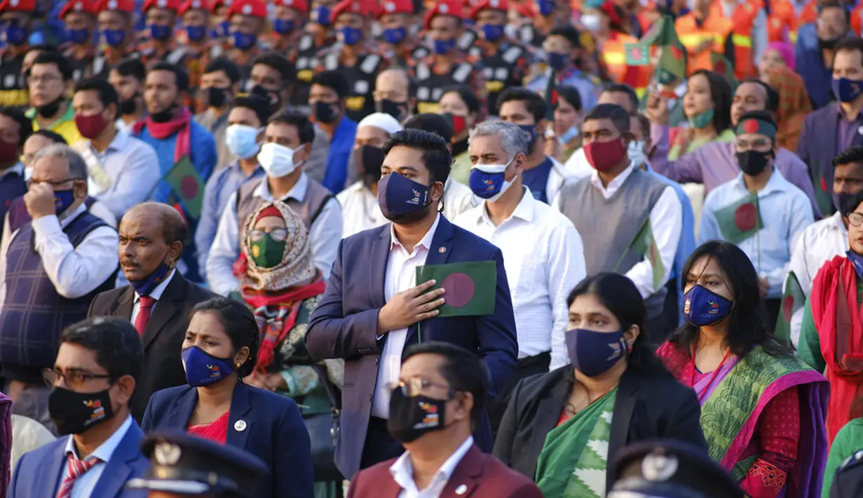 Pejabat Bangladesh dan lainnya mengambil sumpah sebagai bagian dari perayaan 50 tahun kemenangan atas Pakistan pada sebuah acara di Dhaka, Bangladesh, 16 Desember 2021. Pada 16 Desember 1971, tentara Pakistan menyerah kepada pasukan gabungan India-Bangladesh. (AP Photo/Mahmud Hossain Opu)