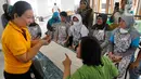 Sejumlah anak dan remaja terlihat antusias dan senang mengikuti arahan seorang instruktur yang mengajari mereka. (merdeka.com/Arie Basuki)