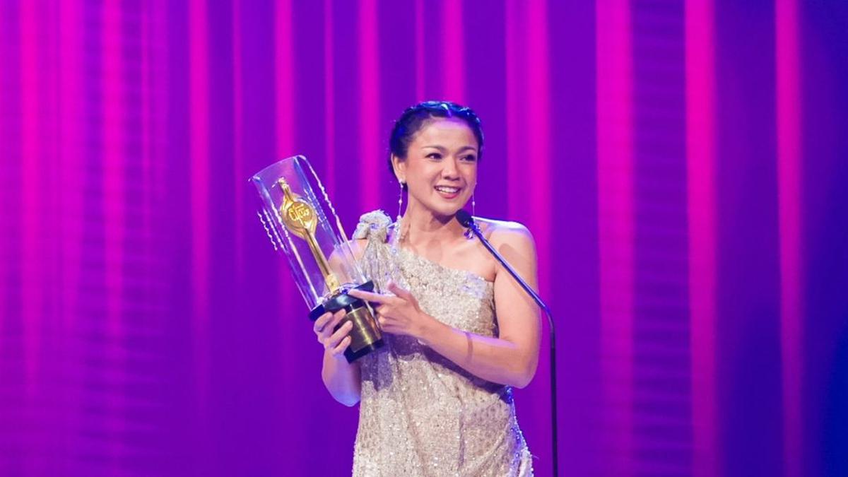 5 Potret Nirina Zubir dengan Gaun Elegan Sentuhan Ulos saat Terima Penghargaan Pemeran Utama Perempuan Terbaik di FFI 2024