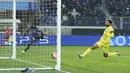 Sementara tuan rumah hanya mampu memperkecil kekalahan lewat gol yang dicetak oleh Ruslan Malinovskiy dan Duvan Zapata. (Spada/LaPresse via AP)
