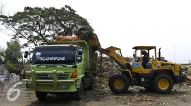 Kendaraan pegeruk sampah diturunkan untuk memindahkan tumpukan sampah dari tempat penampungan sampah di Pasar Induk Kramat Jati, Jakarta, Kamis (5/11/2015). Dalam sehari Pasar Induk dapat menghasilkan 190 ton sampah. (Liputan6.com/Yoppy Renato)