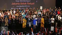 Agus Yudhoyono dan Sylviana melambaikan tangan kepada para pendukungnya usai penyampaian pidato politik di Ballroom Djakarta Theater, Jakarta, Minggu (30/10). (Liputan6.com/Gempur M Surya)