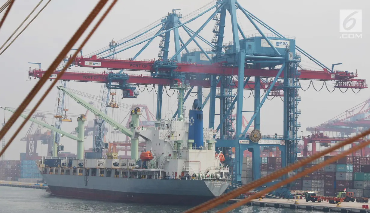 Suasana bongkar muat di Jakarta International Contener Terminal (JICT),Tanjung Priok, Jakarta, Kamis (16/11). Badan Pusat Statistik (BPS) mencatat nilai ekspor Oktober mencapai US$ 15,09 miliar. (Liputan6.com/Angga Yuniar)