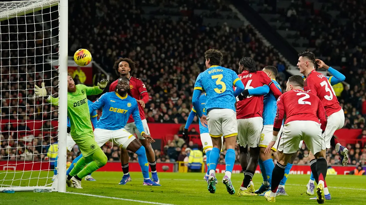 Pemain Manchester United, Benjamin Sesko (kanan), menyundul bola pada laga Premier League/Liga Inggris antara Man Utd vs Wolves