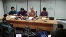 Direktur Hukum PSSI, Aristo Pangaribuan (2kanan) dan Tim Pembela PSSI Togar Manahan Nero (2kiri) memberikan pernyataan pers terkait putusan MA yang menolak kasasi Kemenpora di kantor PSSI, Senayan, Jakarta, Selasa (8/3/2016). )Bola.com/Nicklas Hanoatubun)