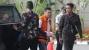 Pengacara Alfin Suherman (tengah) selaku penyuap Aspidum Kejati DKI Jakarta Agus Winoto akan menjalani pemeriksaan di Gedung KPK, Jakarta, Senin (12/8/2019). Alfin diperiksa sebagai tersangka terkait suap penangan perkara penipuan investasi Sendy Perico. (merdeka.com/Dwi Narwoko)