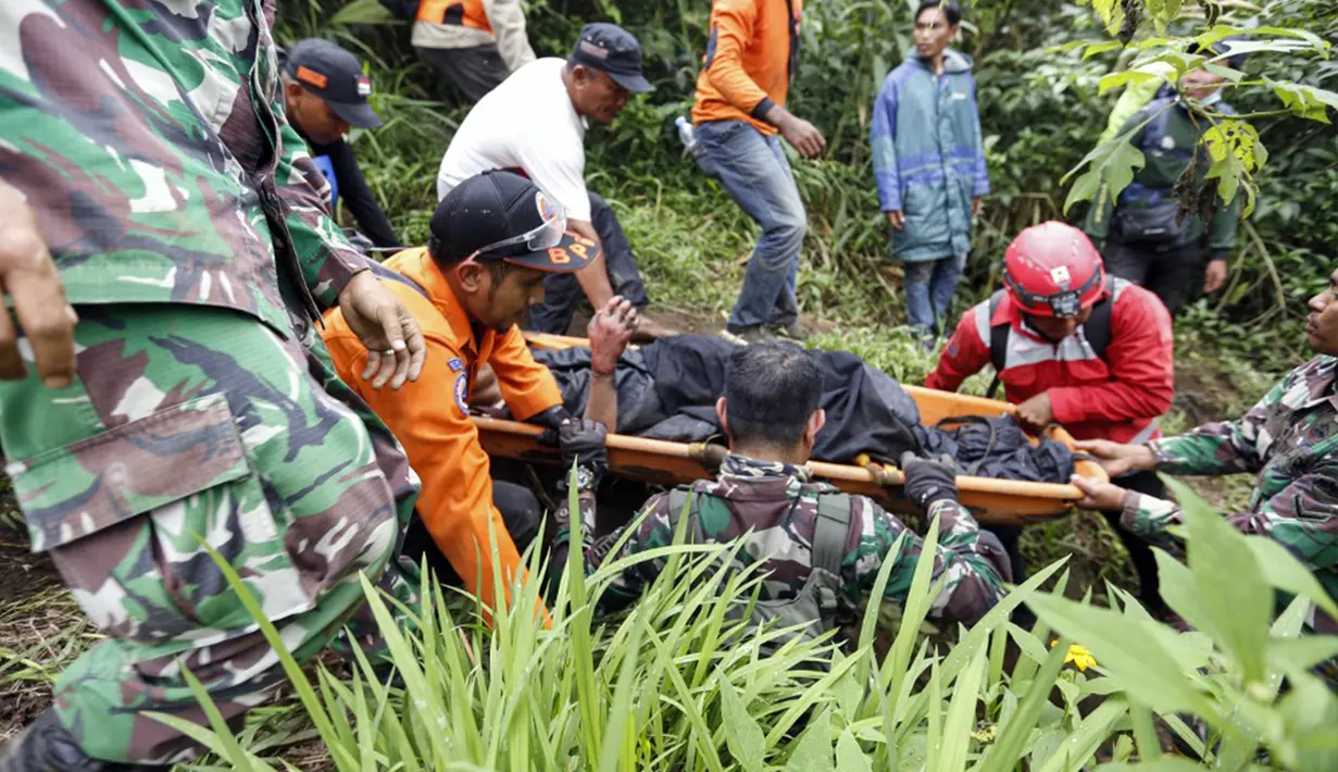 Sampai saat ini, Tim SAR masih mencari pendaki yang belum ditemukan. Tim SAR menyebut masih ada 12 pendaki yang belum ditemukan. (FAIRUZ SYAUGI/AFP)