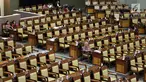 Anggota dewan di antara bangku-bangku kosong saat mengikuti rapat paripurna DPR di Kompleks MPR/DPR, Senayan, Jakarta, Selasa (23/9/2019). Rapat tersebut memiliki agenda pengambilan keputusan strategis terhadap enam RUU, di antaranya RUU Pemasyarakatan dan RUU Pesantren. (Liputan6.com/Johan Tallo)